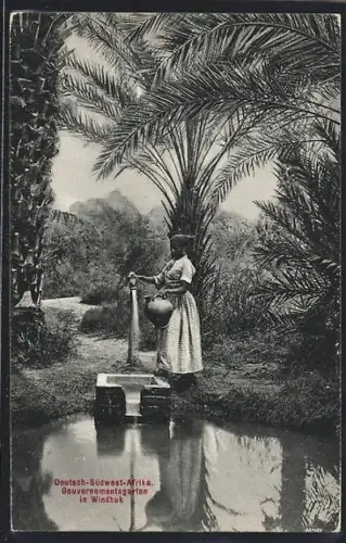 AK Windhuk /Deutsch-Südwest-Afrika, Frau an der Wasserstelle im Gouvernementsgarten