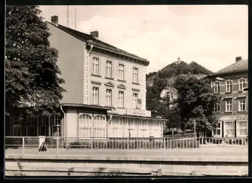 AK Bad Blankenburg /Thür., FDGB-Erholungsheim Greifenstein, Greifenstein im Hintergrund
