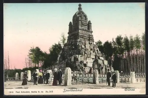 AK Berlin-Grünau, Spaziergänger am Sportdenkmal