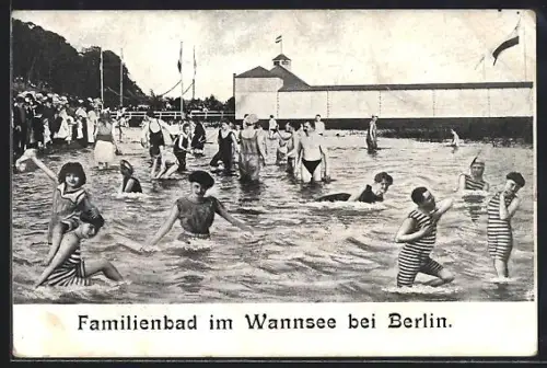 AK Wannsee bei Berlin, Badende Menschen in unterschiedlichen Badebekleidungen