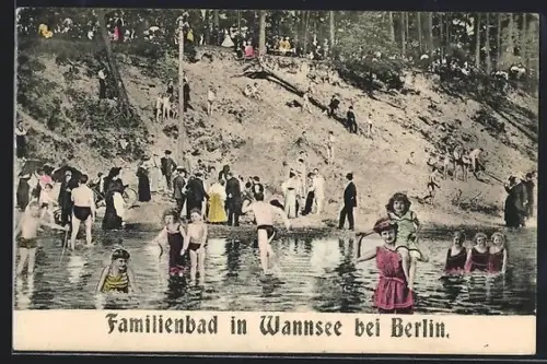 AK Wannsee bei Berlin, Badende Menschen am Ufer in den unterschiedlichsten Bekleidungen