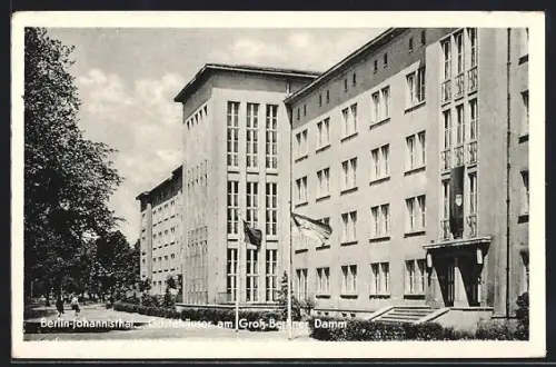 AK Berlin-Johannisthal, Gästehäuser am Gross-Berliner Damm mit Grünanlagen