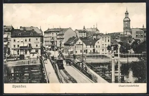 AK Berlin-Spandau, Partie an der Charlottenbrücke mit Strassenbahn