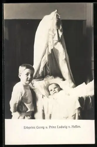 AK Erbprinz Georg und Prinz Ludwig von Hessen, Kinderfoto am Babybett