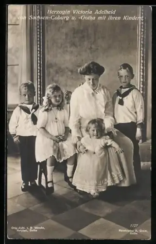 AK Herzogin Victoria-Adelheid von Sachsen-Coburg-Gotha mit ihren Kindern