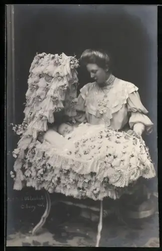 AK Dame aus dem Adelsgeschlecht Sachsen-Coburg-Gotha nebst einem Neugeborenen im Kinderbett