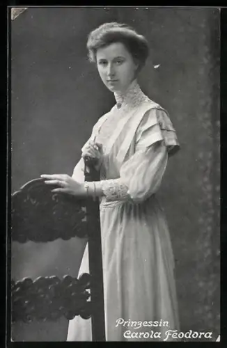 AK Prinzessin Carola Feodora von Sachsen-Weimar-Eisenach steht bei einem Stuhl