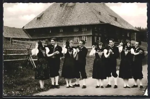 AK Eisenbach /Schwarzwald, Trachtengruppe vor Schwarzwaldhaus