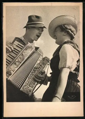 AK Frau und Mann mit Akkordeon