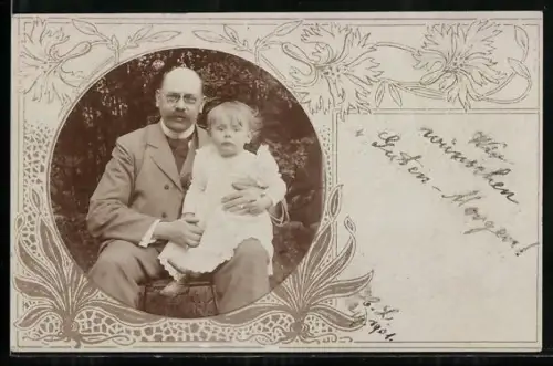 Foto-AK Mann mit Brille und einem Kind auf dem Schoss, Passepartout mit Blumen