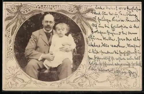 Foto-AK Mann mit Brille und einem Kind auf dem Schoss, Passepartout mit Blumen