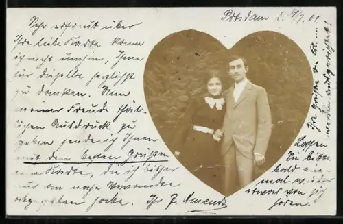 Foto-AK Junges Paar im Grünen, Passepartout in Herzform