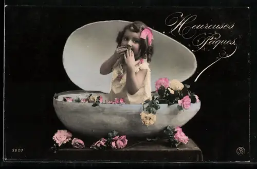 AK Kleines Kind schlüpft aus einem riesigen Osterei