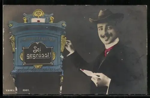 AK Lächelnder Mann mit Schnauzbart am Briefkasten