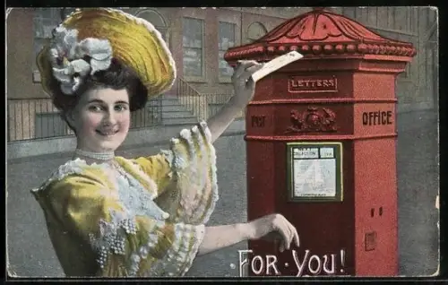 AK Lächelnde Frau wirft einen Brief in einen Briefkasten ein