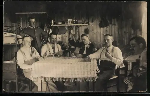 Foto-AK Soldaten beim Kartenspiel und Rauchen