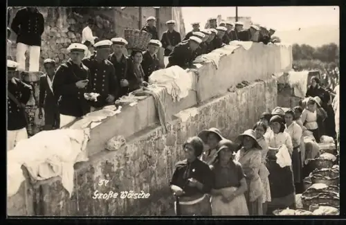 AK Matrosen beobachten die Waschfrauen bei der grossen Wäsche