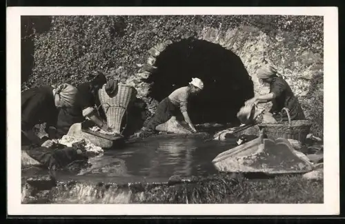 AK Waschfrauen bei der Arbeit am Fluss