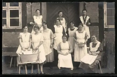 AK Dienstmädchen mit weissen Schürzen vor dem Haus