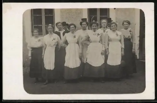 AK Dienstmädchen mit weissen Schürzen, Gruppenbild vor einem Haus