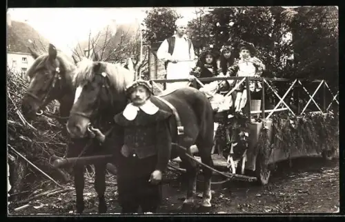 Foto-AK Kinder in Kostümen auf einem Festwagen, Fasching