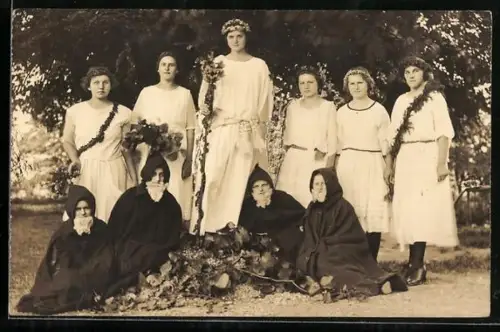 AK Frauen in weissen Kleidern und Männer als Zwerge verkleidet feiern Fasching