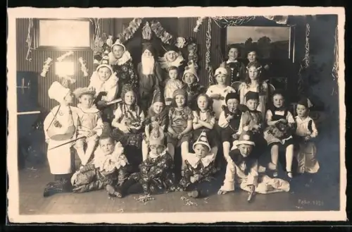 AK Kinder feiern Fasching in der Schule