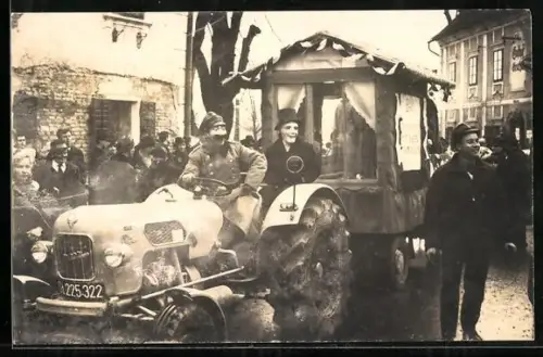 AK Festwagen wird von einem Traktor gezogen, Fasching