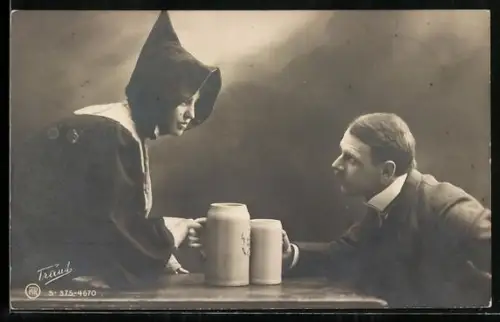 AK Münchner Kindl mit Bierkrug in der Hand stösst mit einem Mann an