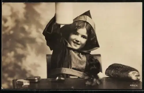 AK Münchner Kindl hebt einen Bierkrug in die Höhe