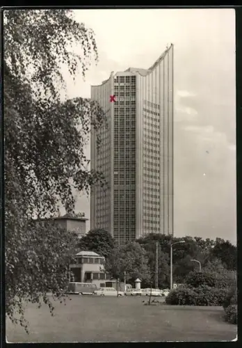 AK Leipzig, Hochhaus der Karl-Marx-Universität mit Grünanlagen