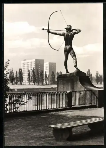 AK Dresden, Bogenschütze, Hochhäuser im Hintergrund