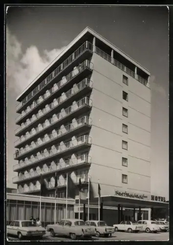 AK Sassnitz, Mitropa-Rügen HOtel mit geparkten Autos