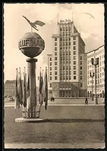 AK Berlin, Lufthansasäule mit Haus Berlin in der Stalinallee