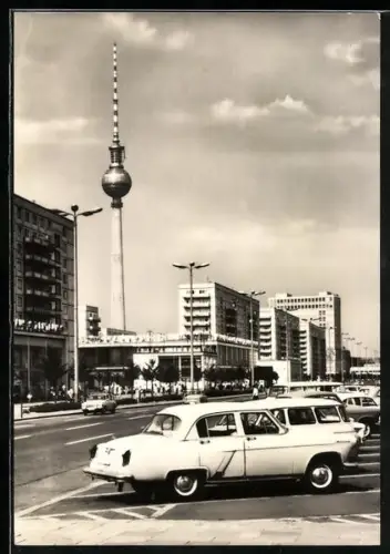 AK Berlin, Partie an der Karl-Marx-Allee mit Fernseh- und UKW-Turm