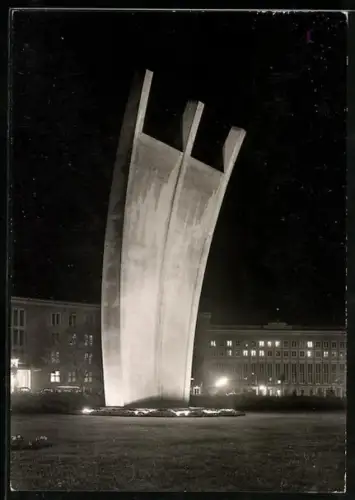 AK Berlin-Tempelhof, Luftbrückendenkmal am Flughafen bei Nacht