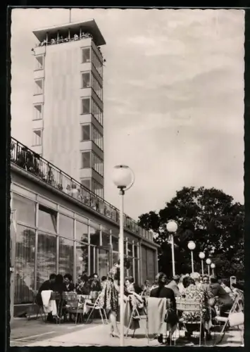 AK Berlin-Köpenick, HO-Gaststätte Müggelturm mit Gästen