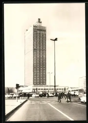 AK Berlin, Strassenpartie mit Interhotel Stadt Berlin
