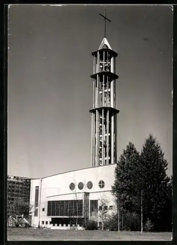 AK Berlin, Kaiser-Friedrich-Gedächtniskirche im Hansaviertel mit Grünanlagen