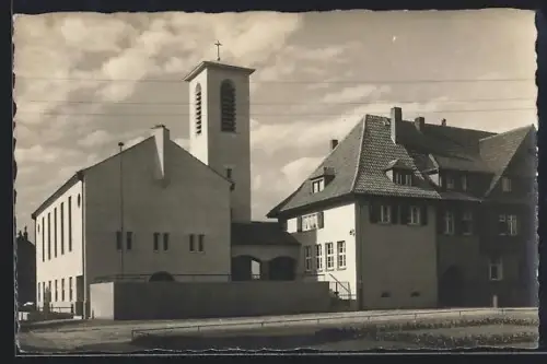 Foto-AK Hattersheim, Strassenpartie mit Kirche