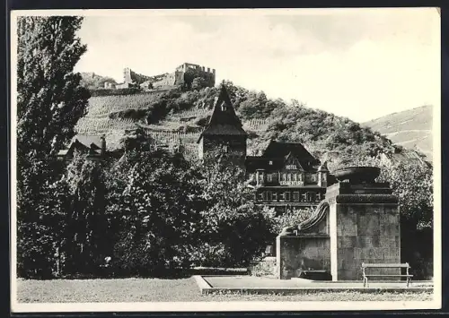 AK Bacharach a. Rh., Hotel Kranenturm mit Kriegerdenkmal und Burg Stahleck