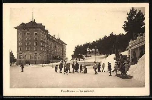 AK Font-Romeu, La patinoire devant le Grand-Hôtel des Pyrénées-Orientales