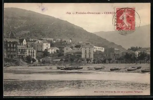 AK Cerbère /Pyrénées-Orientales, Vue du village et des barques au bord de l`eau