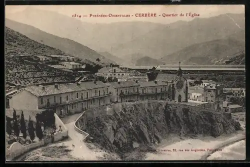 AK Cerbère /Pyrénées-Orientales, Quartier de l`Église et vue sur les montagnes environnantes