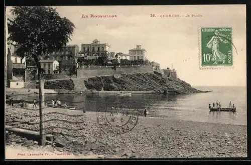 AK Cerbère, La Plage avec vue sur la côte et les bâtiments sur la colline