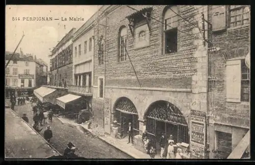 AK Perpignan, La Mairie et rue animée avec stands et passants