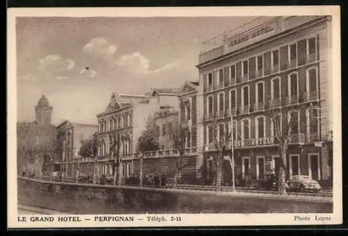 AK Perpignan, Le Grand Hôtel et vue sur l`avenue principale
