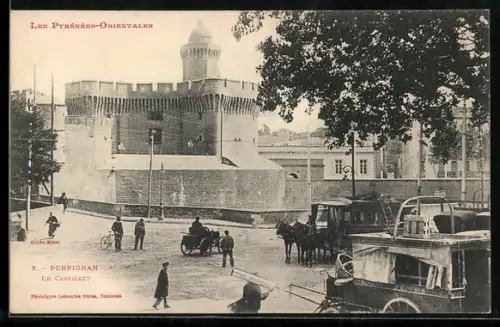 AK Perpignan, Le Castillet avec calèches et passants