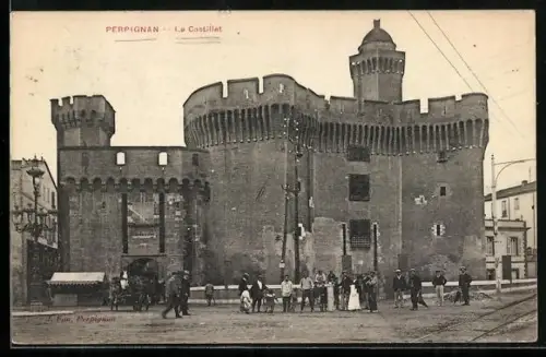AK Perpignan, Le Castillet avec des passants devant l`entrée principale