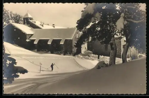 AK Emilieges de Font-Romeu, Paysage enneigé avec skieur près des bâtiments historiques